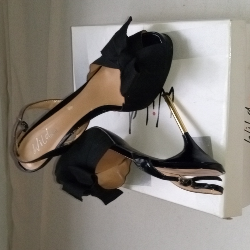 Wild Pair black bow size 8.5 gold heels